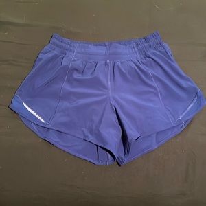 Lululemon Hotty Hot Low-Rise Lined short 4”